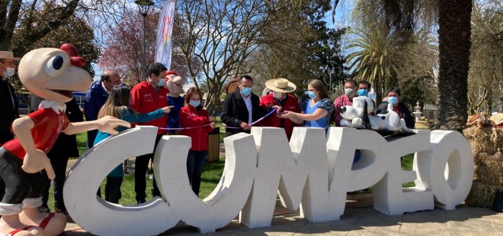 Inauguran letras turísticas de remozada plaza de Cumpeo